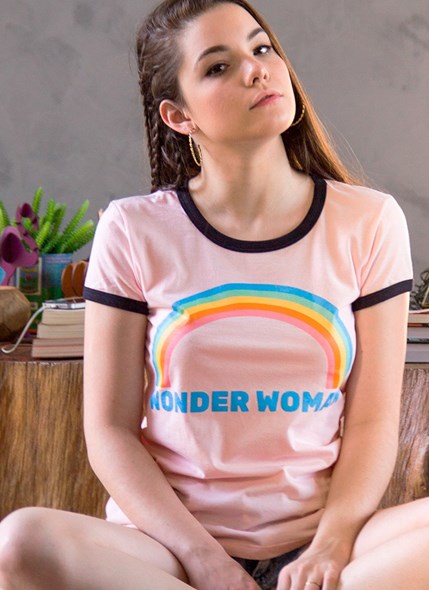 Camiseta Ringer Mulher Maravilha Rainbow