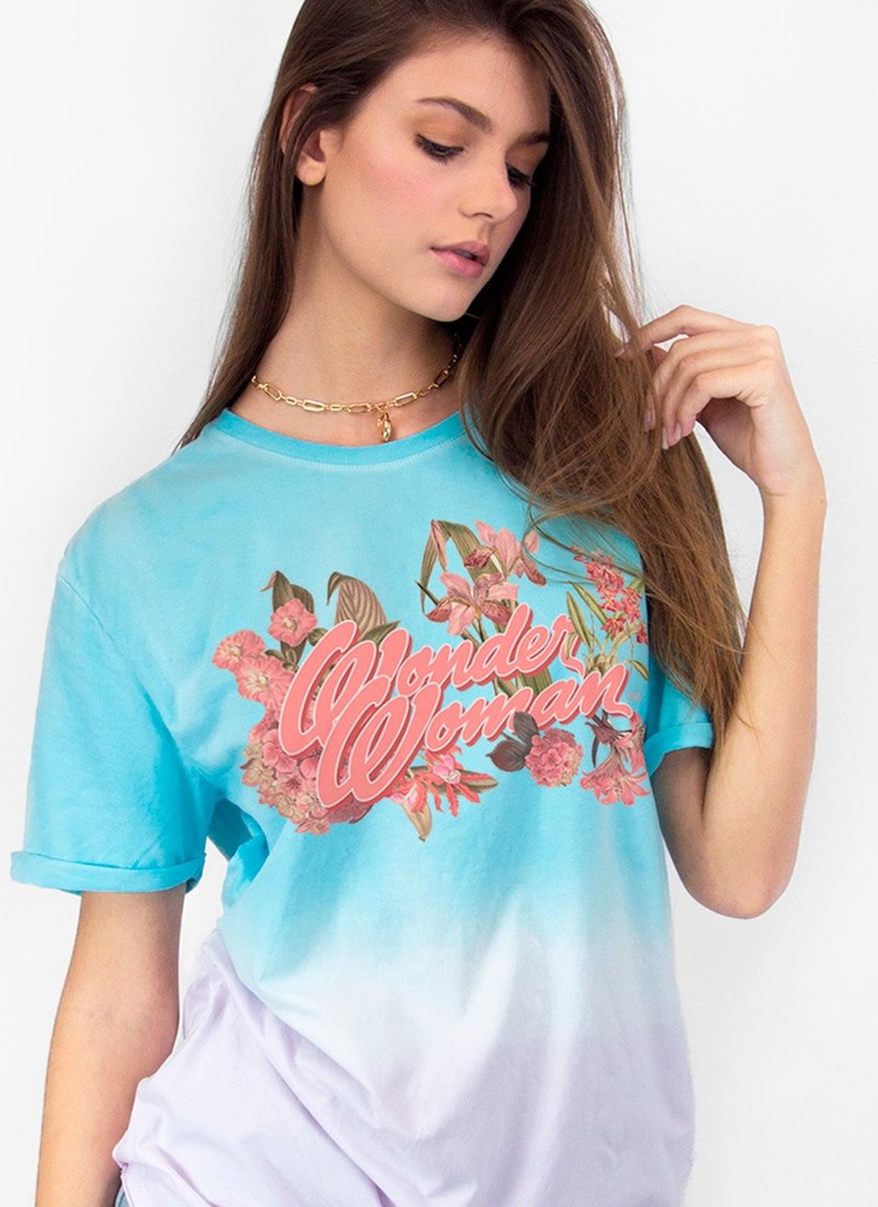 T-Shirt Mulher Maravilha Flores